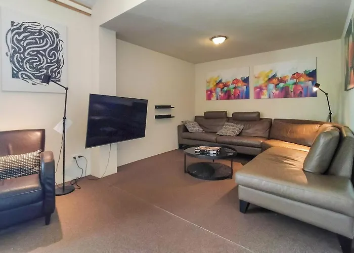 بيت للعطل 3 Bedroom Lovely In بيسيل