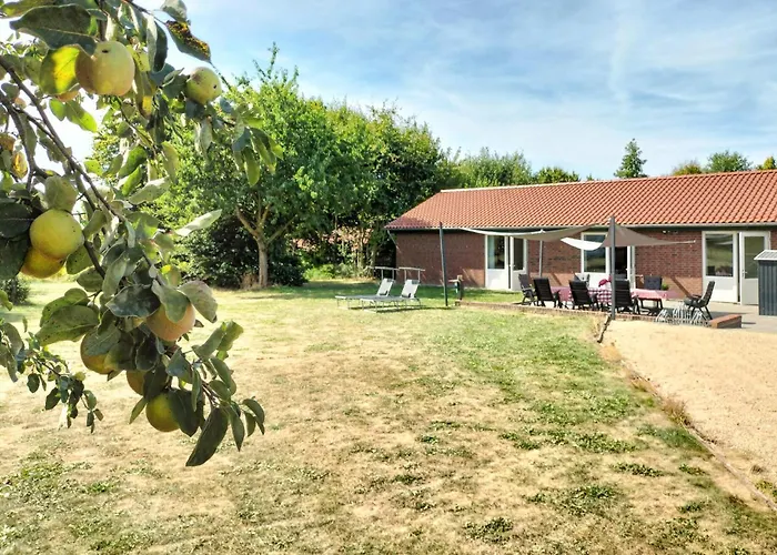 3 Bedroom Lovely In * بيسيل